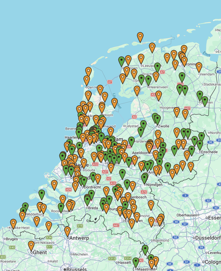 Een kaart van Nederland en Vlaanderen met groene prikkers bij boekhandels die ons boek nog op voorraad hebben en oranje waar hij (let op de framing) te bestellen is